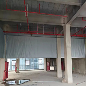 電動擋煙垂壁在防煙分區(qū)長度太長的情況下怎樣安裝(圖1) 固定柔性擋煙垂壁效果.jpg